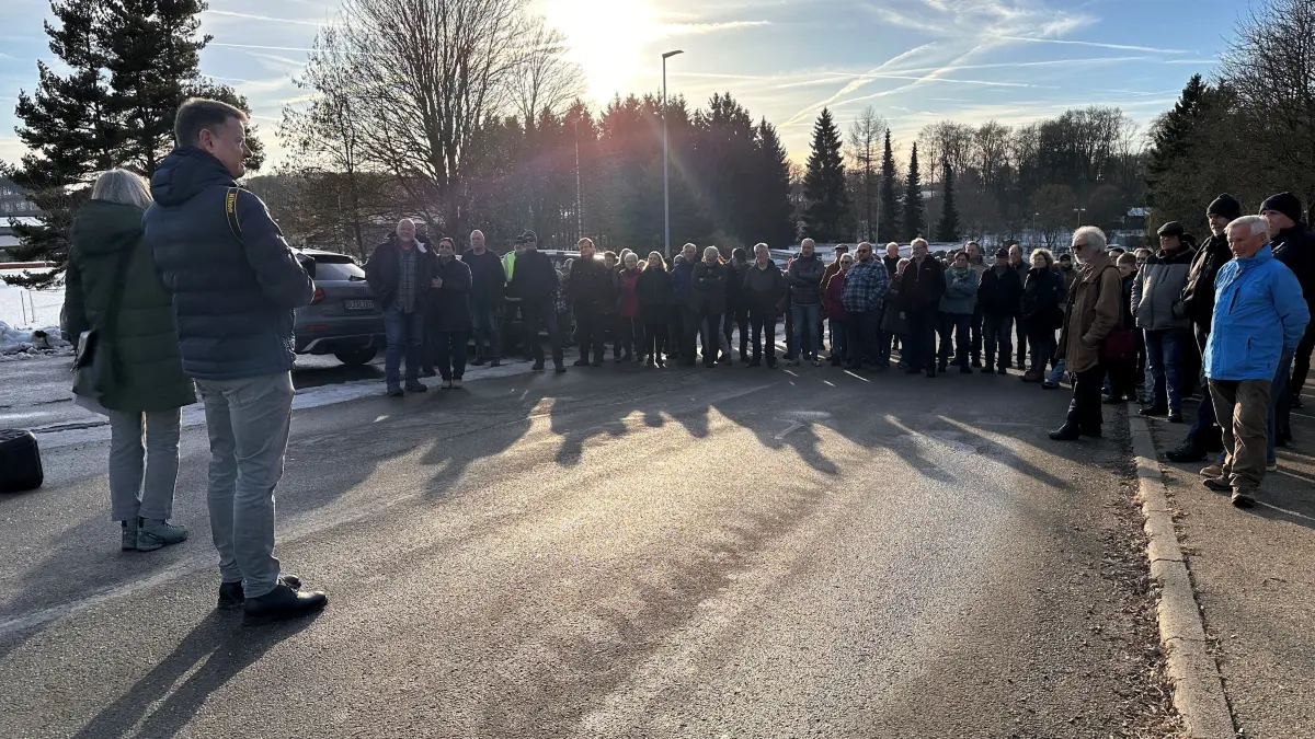 Riesig war das Interesse an der Führung durch die ehemalige Zollernalb-Kaserne, die vom Zweckverband IIGP zu einem Industriegebiet umgewandelt wird.