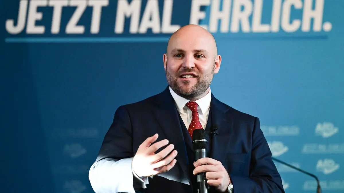 AfD-Landesparteitag: ARCHIV - 23.11.2025, Baden-Württemberg, Hechingen: Markus Frohnmaier, der Spitzenkandidat der AfD für die Landtagswahl in Baden-Württemberg 2026, spricht beim Landesparteitag der AfD. (zu dpa: «Das sind die Spitzenkandidaten der Parteien zur Landtagswahl») Foto: Bernd Weißbrod/dpa +++ dpa-Bildfunk +++