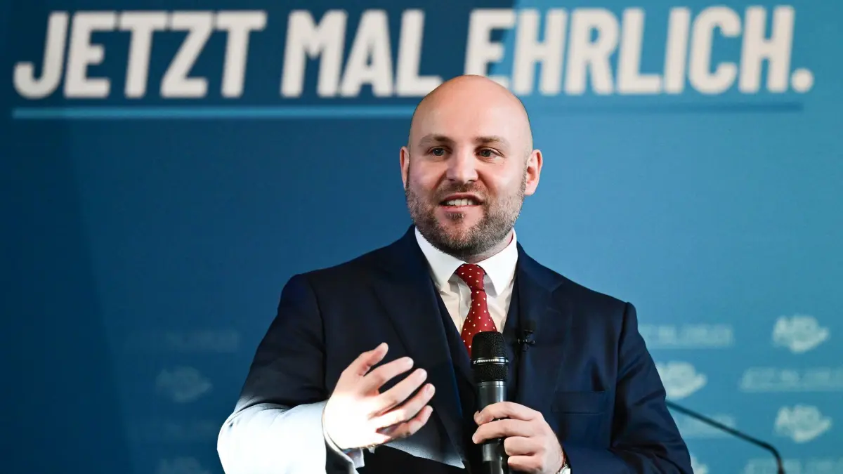 AfD-Landesparteitag: ARCHIV - 23.11.2025, Baden-Württemberg, Hechingen: Markus Frohnmaier, der Spitzenkandidat der AfD für die Landtagswahl in Baden-Württemberg 2026, spricht beim Landesparteitag der AfD. (zu dpa: «Das sind die Spitzenkandidaten der Parteien zur Landtagswahl») Foto: Bernd Weißbrod/dpa +++ dpa-Bildfunk +++