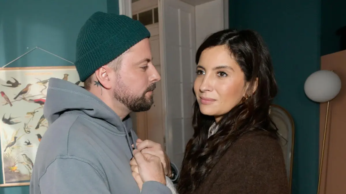 John (Felix von Jascheroff) und Laura (Chryssanthi Kavazi) nehmen vorerst Abschied voneinander.