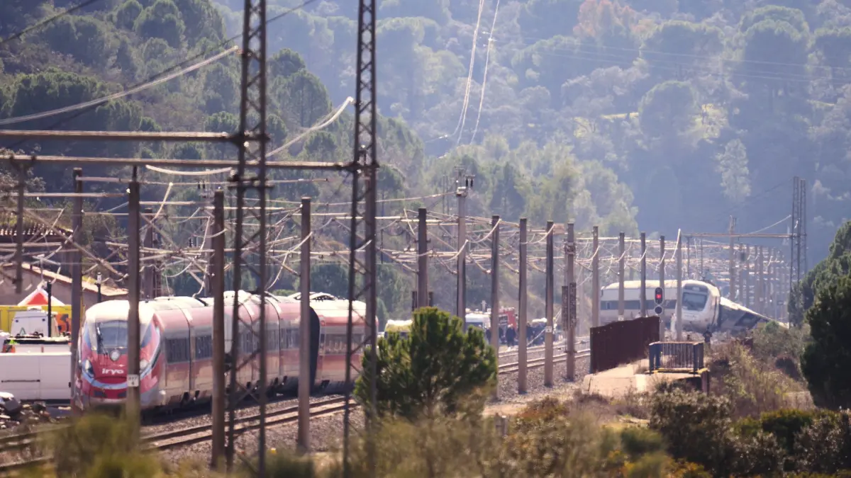 Tote bei Zugunglück in Spanien - Unglücksstelle bei Adamuz: 19.01.2026, Spanien, Adamuz: Rettungskräfte arbeiten an der Stelle eines Zugunfalls. Bei einem schweren Eisenbahnunglück in Andalusien sind Dutzende Menschen ums Leben gekommen, zahlreiche wurden schwer verletzt. Foto: Manu Fernandez/AP/dpa +++ dpa-Bildfunk +++