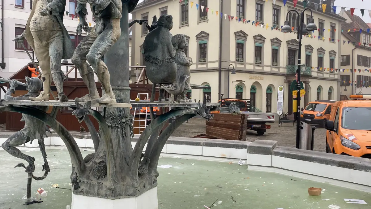 Fasnets-Spuren: Auf der Eisschicht des Theodulbrunnens macht sich das vergangene Wochenende noch bemerkbar. Aber die Aufräumarbeiten laufen schon.