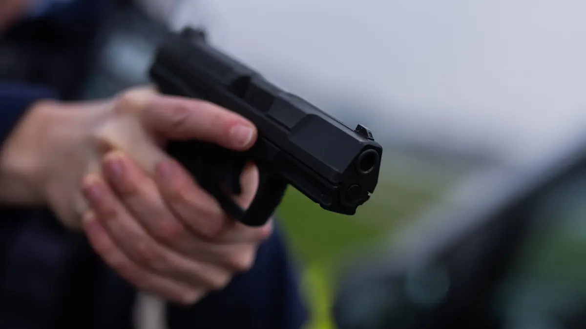 Berliner Polizei: ARCHIV - 07.03.2024, Nordrhein-Westfalen, Düsseldorf: Ein Polizist hält eine Pistole vom Typ Walther P99 in den Händen. (zu dpa: «24-Jähriger greift in Klinik nach Dienstwaffe von Polizisten») Foto: Rolf Vennenbernd/dpa +++ dpa-Bildfunk +++