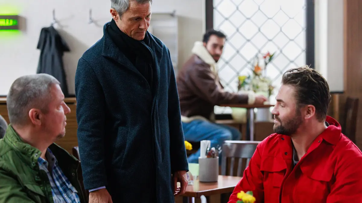 Baris (Metehan Demiröz, hinten) kann nicht verhindern, dass Bambi (Ben Heinrich, r.) sich Uwe (Markus Haase) forsch als Komplize andient. 2.v.l. Benedikt (Jens Hajek)