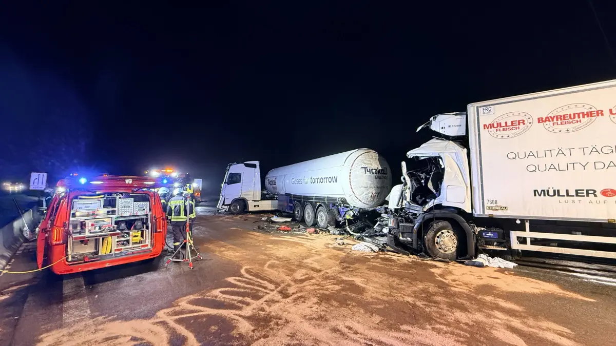 7aIMG: 0544378 schwerer Unfall mit Gefahrgut LKW, Autobahn VollsperrungBaden-Württemberg, Widderstall Fotograf: 7aID:42951