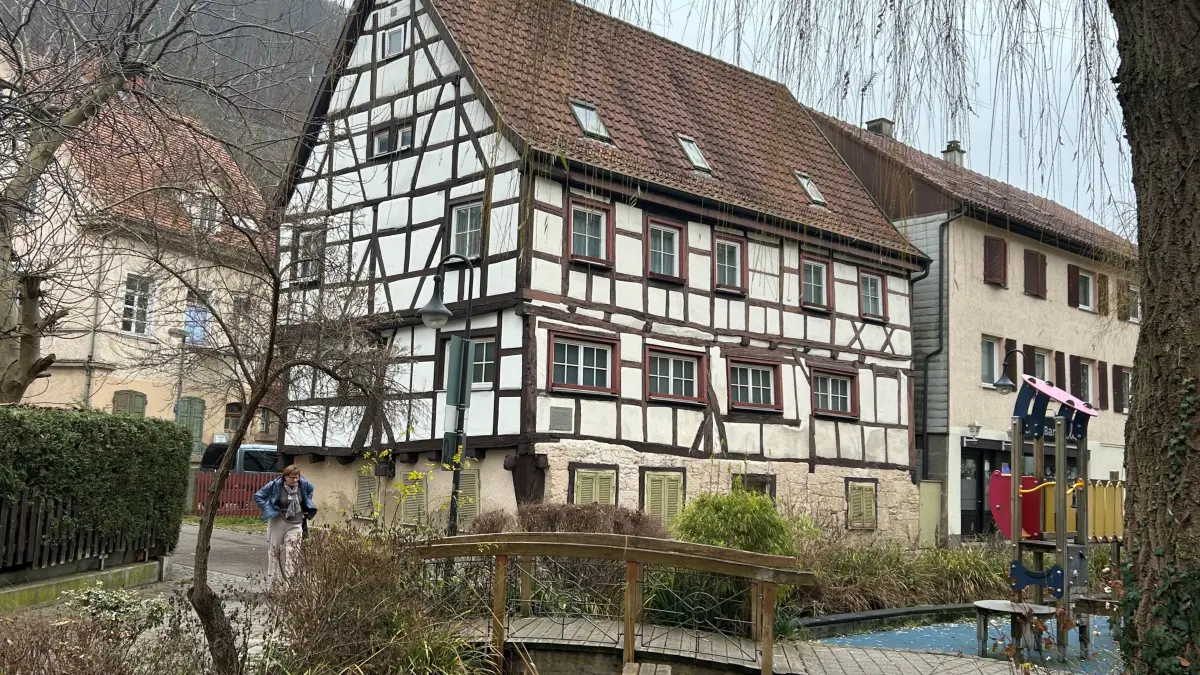 Idyllisch am Bach der Rohrach in der oberen Fußgängerzone gelegen: das Früholz`sche Haus.