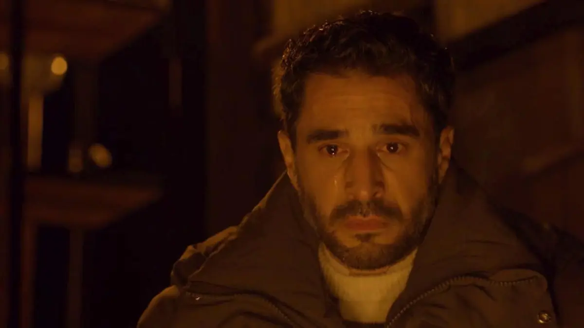 Tobias (Jan Kittmann) ist wieder Single.