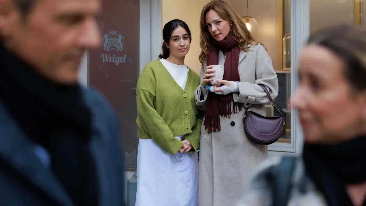 Dana (Viola Wedekind, 2.v.r.) nimmt Benedikt (Jens Hajek) ins Visier, als ihr bewusst wird, dass er Utes (Isabell Hertel, r.) Ex ist. Esma (Özge Delioglan)