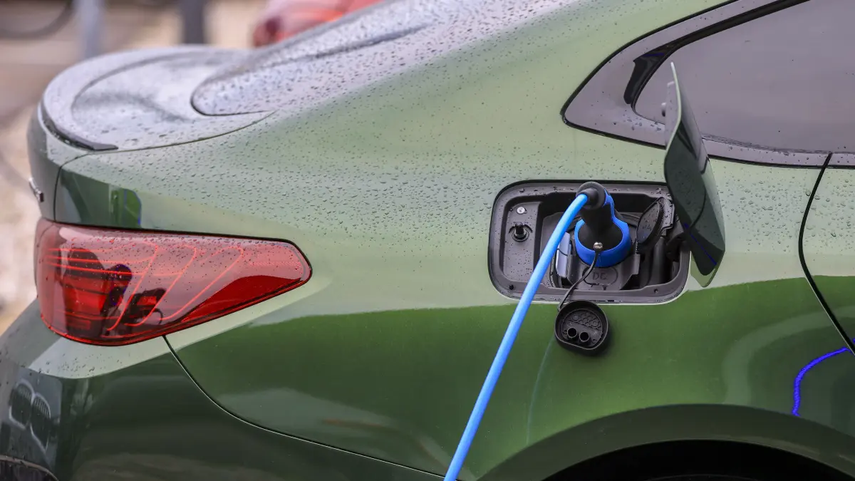 Ein Elektrofahrzeug von BMW lädt an einer Ladesäule. (zu dpa: «Verband: Politik kann E-Auto-Nachfrage deutlich ankurbeln») +++ dpa-Bildfunk +++