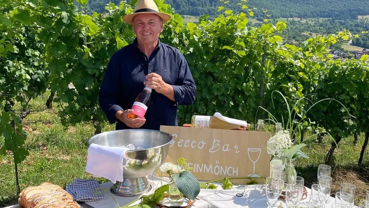 Werner Mönch in seinem Weinberg in Neuffen. Der Winzer ist überzeugt, dass sich alkoholfreier Wein durchsetzt.