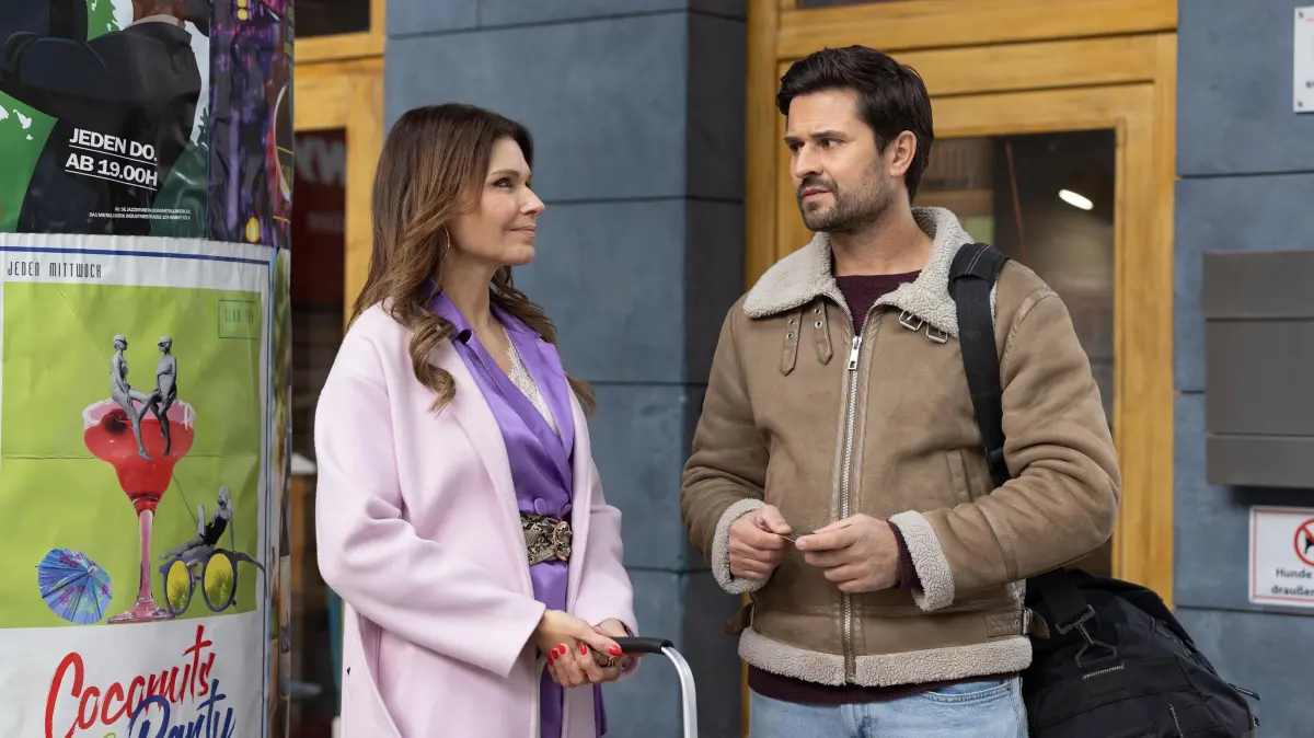 Britta (Tabea Heynig) merkt nachdenklich, dass Paco (Milos Vukovic) nicht daran glaubt, dass Naomi bereit für eine Beziehung ist.