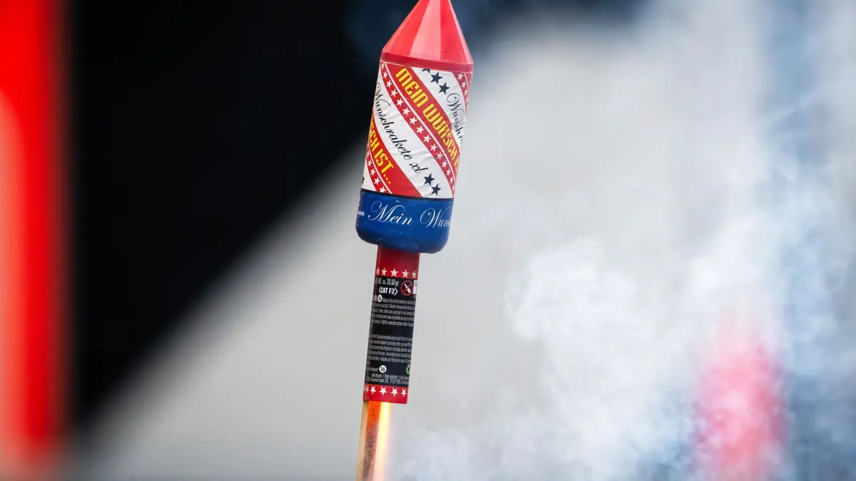 Ein Feuerwerkskörper kurz vor dem Start.: ARCHIV - 30.12.2024, Berlin: Das Zünden einer Feuerwerksrakete wird während einer Pressevorführung gezeigt. (zu dpa: «Mann verletzt sich in Magdeburg durch Pyrotechnik») Foto: Soeren Stache/dpa +++ dpa-Bildfunk +++
