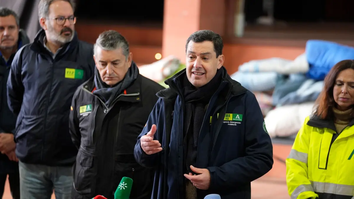 Tote bei Zugunglück in Spanien - Cordoba: 19.01.2026, Spanien, Cordoba: Juanma Moreno (vorn), Ministerpräsident der Region Andalusien, gibt nach dem Zugunglück von Adamuz (Provinz Cordoba) ein Statement. Bei dem schweren Zugunglück im Süden Spaniens sind Dutzende Menschen ums Leben gekommen, zahlreiche wurden schwer verletzt. Foto: Joaquin Corchero/EUROPA PRESS/dpa +++ dpa-Bildfunk +++