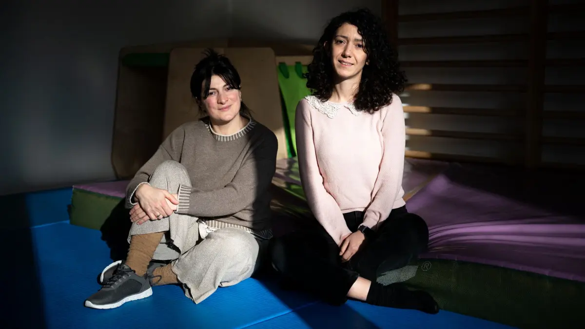 Nana Chkhaidze (links) und İnci Beyza Yürekli in der Turnhalle im Kinderhaus Aischbach. Die beiden Frauen sind Absolventinnen des Kita-Lingua-Kurses.