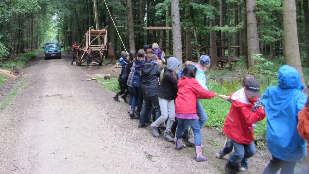 Bereits vor zwölf Jahren, als dieses Foto entstand, halfen die Jüngsten beim Aufbau eines Hochsitzes.