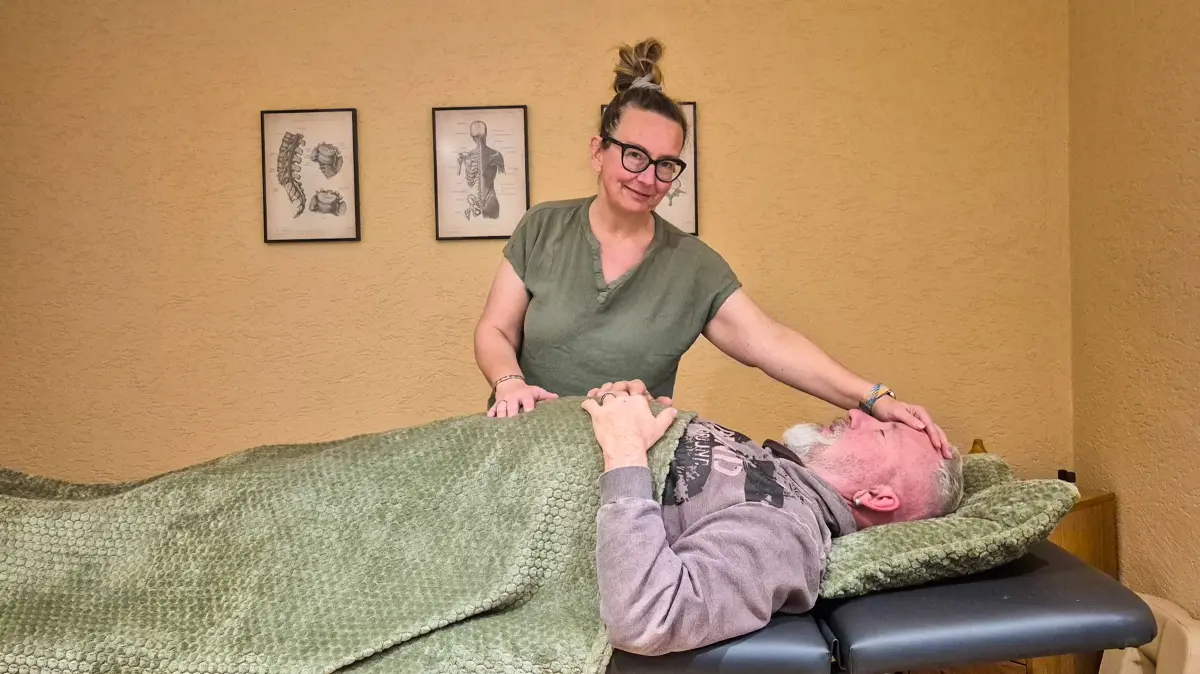 Michaela Teufel hat Anfang Januar die Praxis Glücksgriff in Hülben eröffnet, wo sie ganzheitliche Körpertherapie anbietet. Dabei geht es um Schmerzlinderung, aber auch um Entspannung.