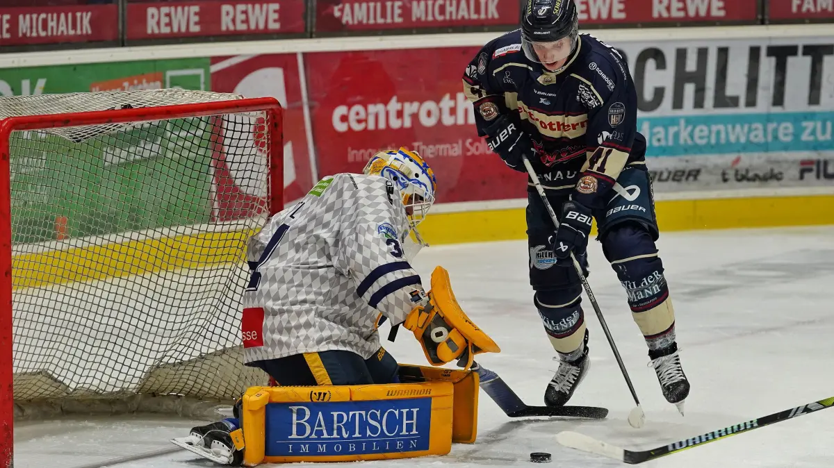 Jakub Bernad von den Devils in Aktion beim Spiel des VfE Ulm/Neu-Ulm gegen die ESC River Rats Geretsried in der Eishockey-Bayernliga.