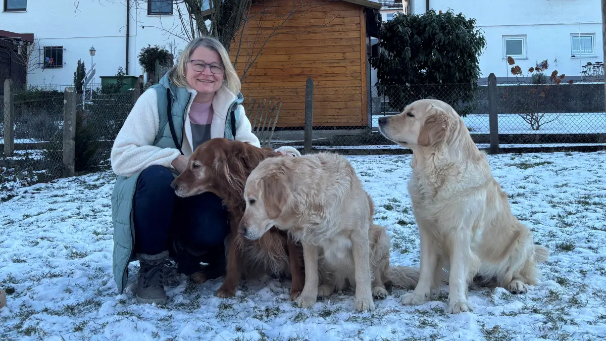 Heike Gerbert aus Geislingen bildet Assistenzhunde aus, hier mit ihren drei Golden Retrievern