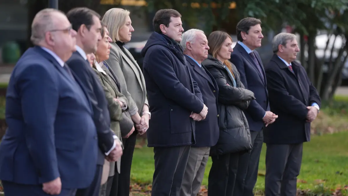 Tote bei Zugunglück in Spanien - Trauer: 19.01.2026, Spanien, Valladolid: Alfonso Fernández Manueco (M), Präsident der Junta von Kastilien und Leon, nimmt an einer Schweigeminutefür die Opfer des Zugunglücks von Adamuz (Provinz Cordoba) teil. Bei dem schweren Zugunglück im Süden Spaniens sind Dutzende Menschen ums Leben gekommen, zahlreiche wurden schwer verletzt. Foto: Photogenic/EUROPA PRESS/dpa +++ dpa-Bildfunk +++