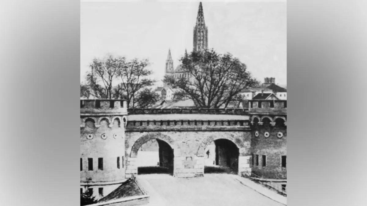 Ulm, Kalender „Ulm gestern 1997“: alte Stadtansichten aus der Sammlung Christa Krompholz enthält der Kalender, das Titelblat ziert eine Ansicht des Blaubeurer Tores, aus der Zeit, als es noch als Tor diente
