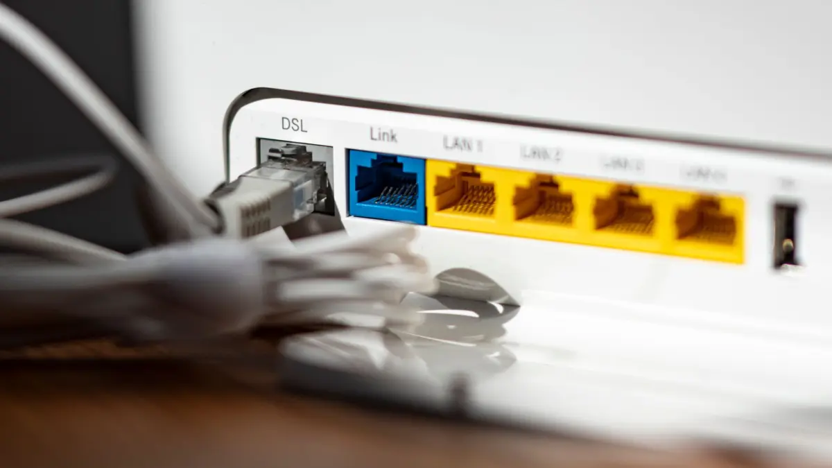 WLAN-Router - Auslaufmodell DSL-Internet: ARCHIV - 02.09.2021, Berlin: ILLUSTRATION - Ein LAN-Kabel steckt im DSL-Steckplatz eines WLAN-Routers. Die Bundesnetzagentur hat ein Konzeptpapier vorgestellt, das die Telekom mit ihrem DSL-Internet unter Druck setzt. (zu dpa: «Behörde schlägt lokale Zwangsabschaltung von DSL-Netz vor») Foto: Fabian Sommer/dpa +++ dpa-Bildfunk +++