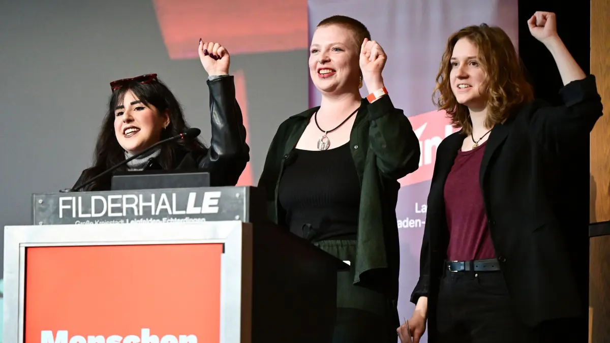 Landesparteitag Die Linke Baden-Württemberg: ARCHIV - 18.10.2025, Baden-Württemberg, Leinfelden-Echterdingen: Das Spitzentrio zur Landtagswahl in Baden-Württemberg 2026, Mersedeh Ghazaei (l-r), Kim Sophie Bohnen und Amelie Vollmer steht beim Landesparteitag von Die Linke Baden-Württemberg auf dem Podium. (zu dpa: «Was ein Einzug der Linken in den Landtag bedeuten würde») Foto: Bernd Weißbrod/dpa +++ dpa-Bildfunk +++