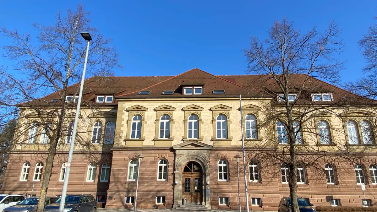 Seit 150 Jahren der spätklassizistische Tempel der Justiz in der Heiligkreuzstraße: das Land- und Amtsgericht Hechingen. Landgericht Hechingen