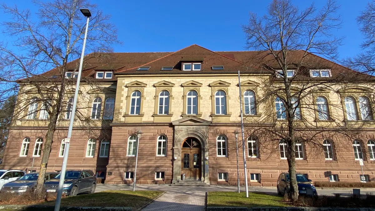 Seit 150 Jahren der spätklassizistische Tempel der Justiz in der Heiligkreuzstraße: das Land- und Amtsgericht Hechingen. Landgericht Hechingen