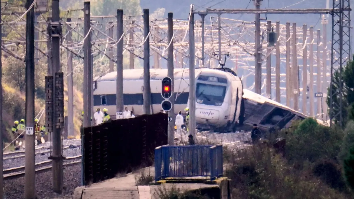Tote bei Zugunglück in Spanien - Unglücksstelle bei Adamuz: 19.01.2026, Spanien, Adamuz: Rettungskräfte arbeiten an der Stelle eines Zugunfalls. Bei einem schweren Eisenbahnunglück in Andalusien sind Dutzende Menschen ums Leben gekommen, zahlreiche wurden schwer verletzt. Foto: Manu Fernandez/AP/dpa +++ dpa-Bildfunk +++