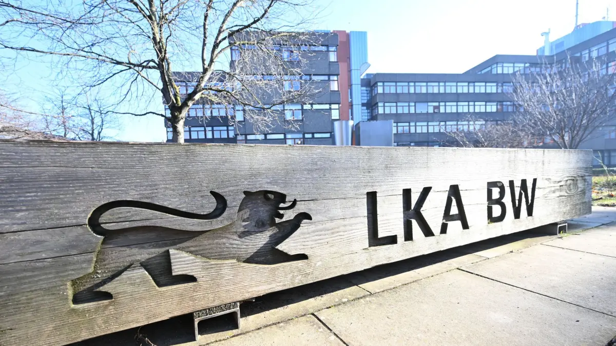 Landeskriminalamt: 20.01.2026, Baden-Württemberg, Stuttgart: Eine Schild mit der Aufschrift "LKA BW"" steht vor dem Gebäude des Landeskriminalamts Baden-Württemberg. Die Staatsanwaltschaft ermittelt wegen Betrugsverdacht im LKA. Foto: Bernd Weißbrod/dpa +++ dpa-Bildfunk +++