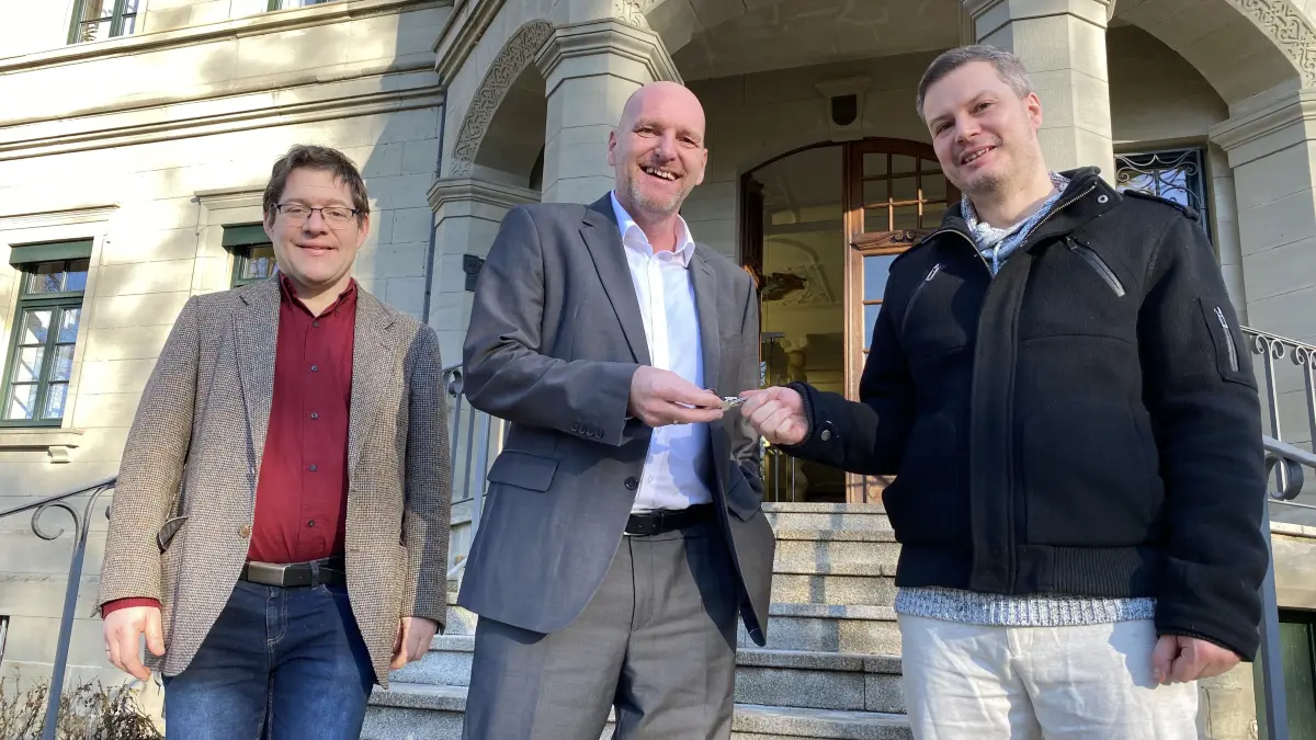 Daniel Kuhn, Stephen Brauer und Stadtmaler Jan-Hendrik Pelz - Übergabe Atelierschlüssel