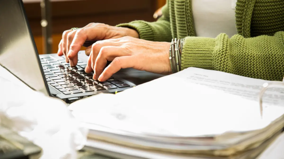 Eine Frau arbeitet an einem Laptop: ILLUSTRATION - Eine gute Ordnung ist die halbe Miete: Wer sämtliche für die Steuererklärung relevanten Belege an einem Ort abheftet, hat es bei der Erstellung später leichter. (zu dpa: «Steuererklärung leicht gemacht: So bereiten Sie sich gut vor») Foto: Christin Klose/dpa-tmn - Honorarfrei nur für Bezieher des dpa-Themendienstes +++ dpa-Themendienst +++