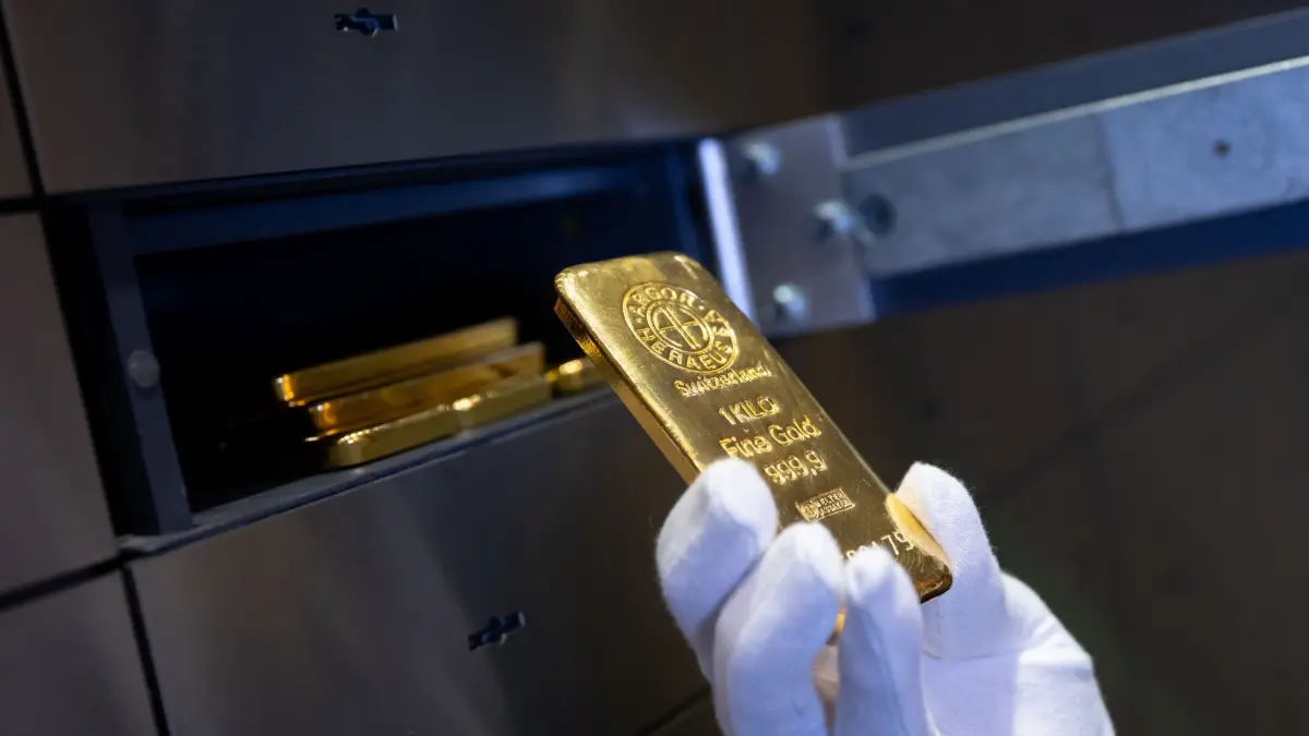 Mann legt einen Goldbarren in ein Schließfach eines Tresorraums: ARCHIV - Goldpreis auf Rekordhoch: Anleger können von den steigenden Kursen profitieren. (zu dpa: «Immer neue Rekorde: Wie man in Edelmetalle investieren kann») Foto: Sven Hoppe/dpa/dpa-tmn - Honorarfrei nur für Bezieher des dpa-Themendienstes +++ dpa-Themendienst +++