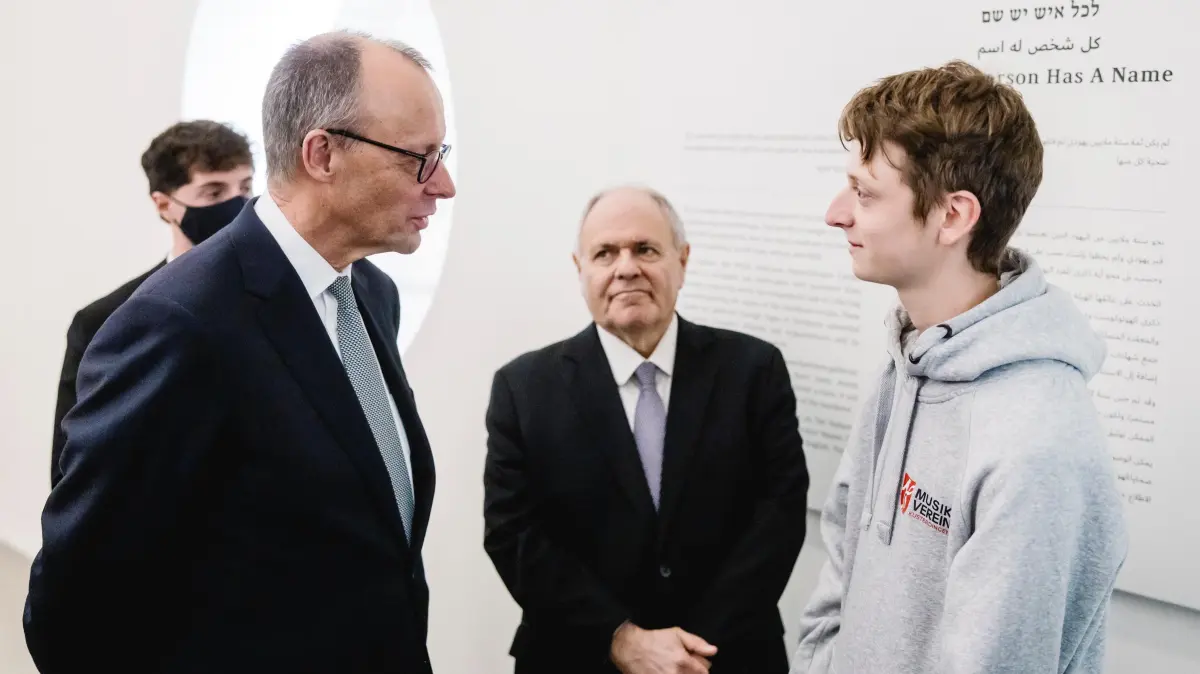 Daniel Grützmacher mit Bundeskanzler Friedrich Merz und Dani Dayan, Leiter der Gedenkstätte Yad Vashem in Israel