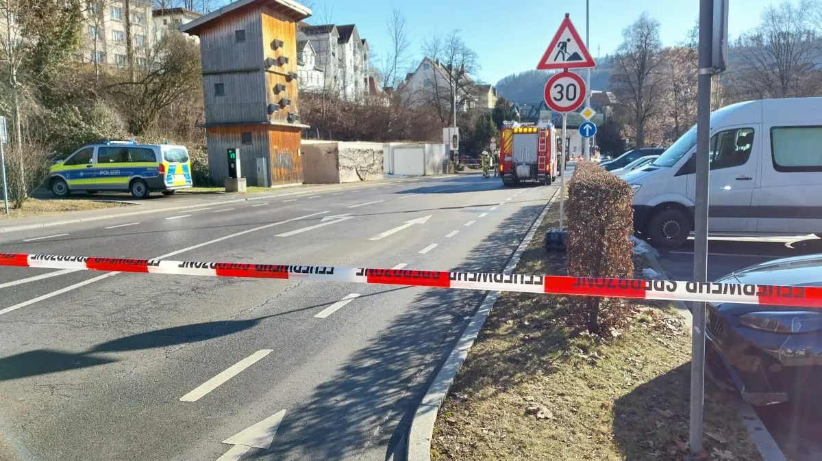Die Autofahrer und Fußgänger werden gebeten, die Innenstadt von Ebingen aufgrund der defekten Gasleitung zu meiden.