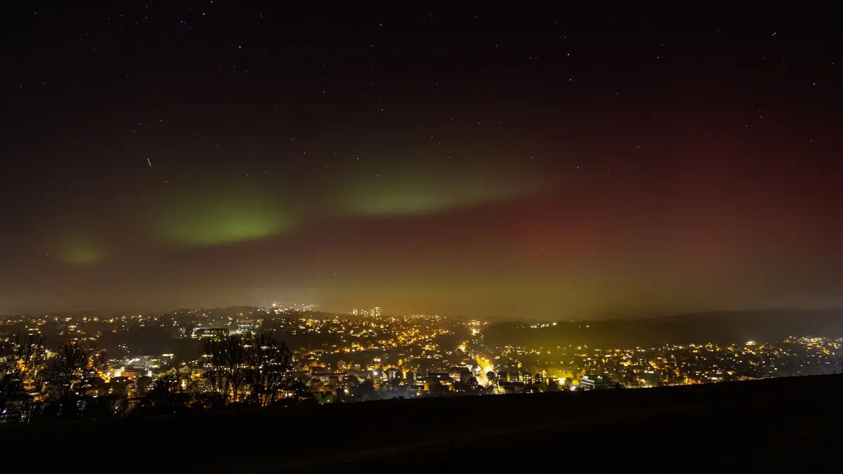 Der Blick vom Tübinger Österberg auf die Polarlichter.
