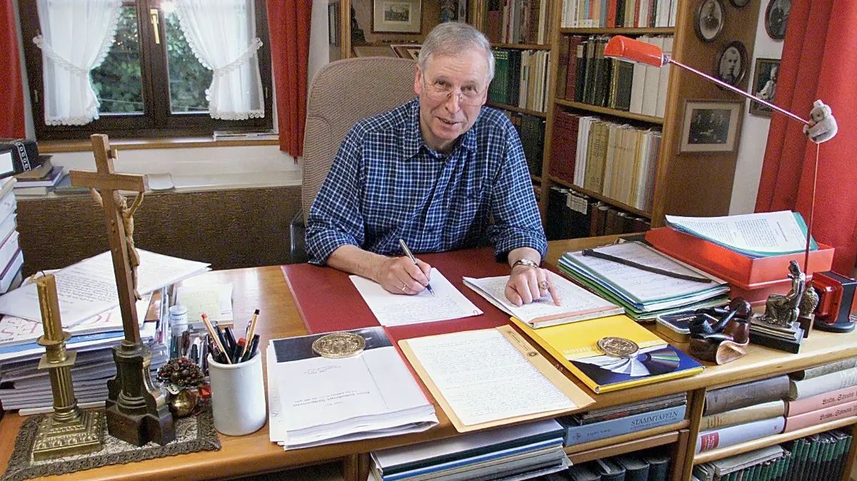 Dieter Manz, Rott., Stadthistoriker: Vorsicht: Dieses Foto ist möglicherweise nur für den einstigen Verlag Schwäbisches Tagblatt verwendbar. Titel: Dieter Manz, Rott., Stadthistoriker Bildtext: BiU Alles noch manu scriptum: An seinem Arbeitsplatz über den Dächern der Rottenburger Altstadt schwört Stadthistoriker Dieter Manz auf "überschaubare Schreibgeräte" statt uninspirierender Elektronik. Bild: Mozer 23—07—2001 Objekt=Schwäbisches-Tagblatt Aufnahmedatum=26.07.2001 Person=Dieter_Manz Ort1=Rottenburg/Rottenburg-Stadt Bildart=Bild