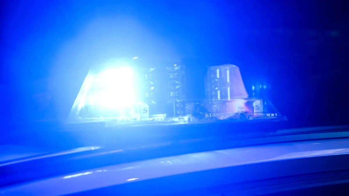 Blaulicht auf Polizeifahrzeug: ARCHIV - 06.12.2024, Niedersachsen, Hannover: Ein Blaulicht leuchtet auf einem Einsatzfahrzeuge der Polizei. (zu dpa: «Raser flüchtet mit mehr als 200 km/h vor Polizei») Foto: Julian Stratenschulte/dpa +++ dpa-Bildfunk +++