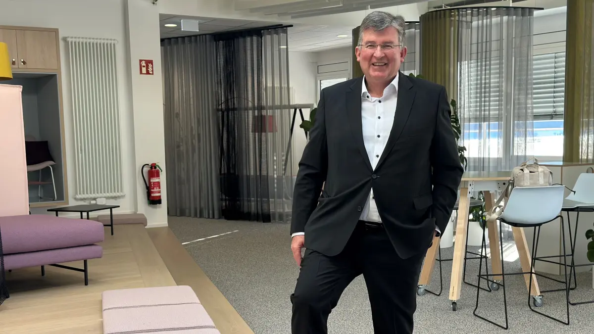 Joachim Link in den modernen Büroräumen seiner eigenen Firma Interstuhl. Der Mittelstands-Boss blickt im Interview sehr kritisch auf die aktuelle Wirtschaftslage.