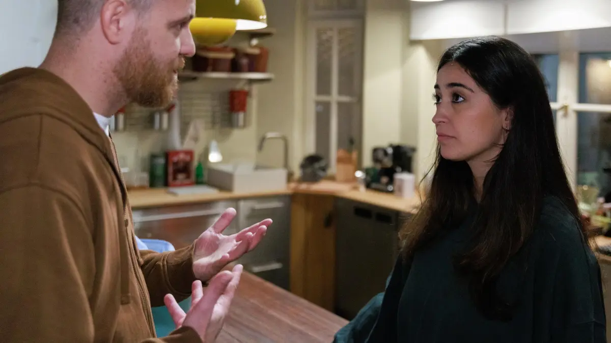 Esma (Özge Delioglan) schafft es nicht auf Anhieb, Tobias (Patrick Müller) die Wahrheit zu sagen.