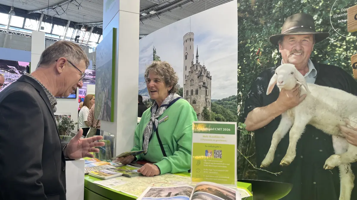 Trüp-Guide Ursula Bader-Frommelt präsentiert einem Besucher die Premiumwanderwege im Biosphärengebiet Schwäbische Alb.