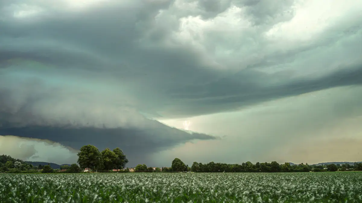 (ohne Überschrift): Vorsicht: Dieses Foto ist möglicherweise nur für den einstigen Verlag Schwäbisches Tagblatt verwendbar. Der Hagel kündigt sich mit Gewitter an
23.06.21 Bild: Ulrich Metz