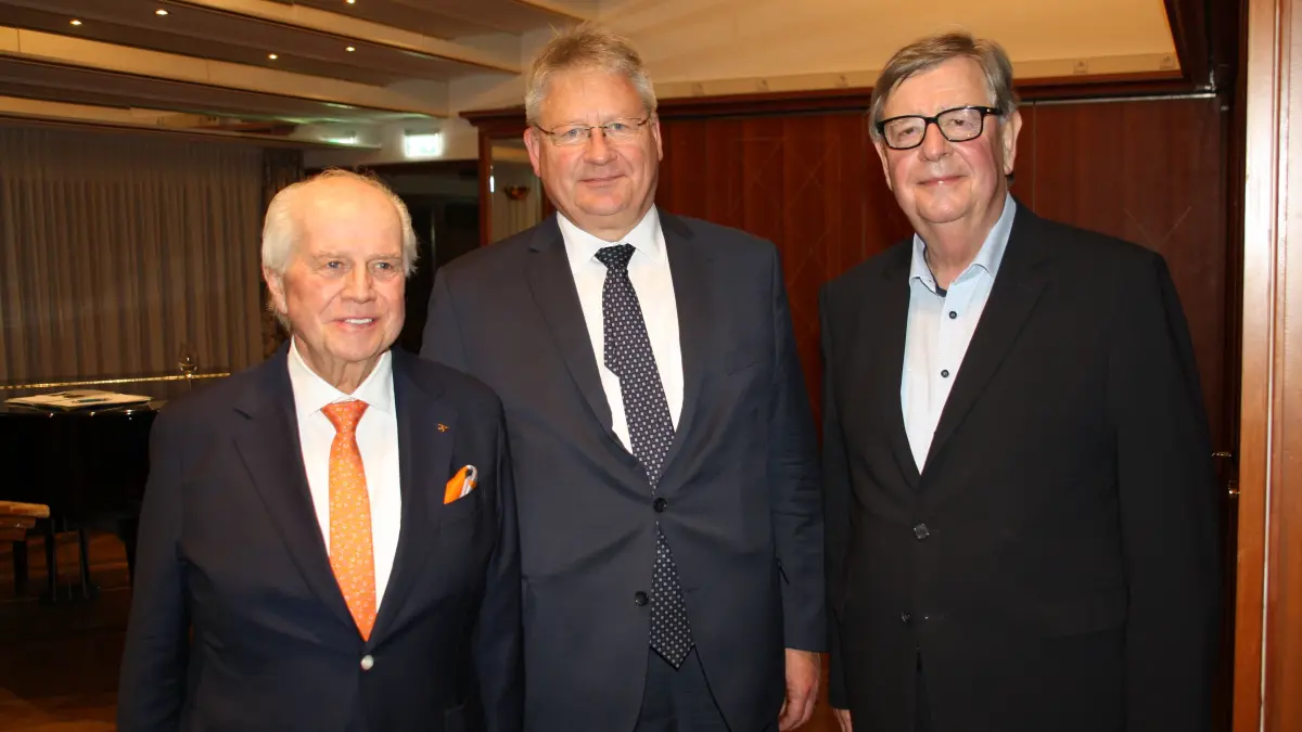 Erneut Gast beim Dollenberg Dialog: Botschafter Bruno Kahl (Bildmitte) mit Patron Meinrad Schmiederer (links) und Ex-Minister Willi Stächele.