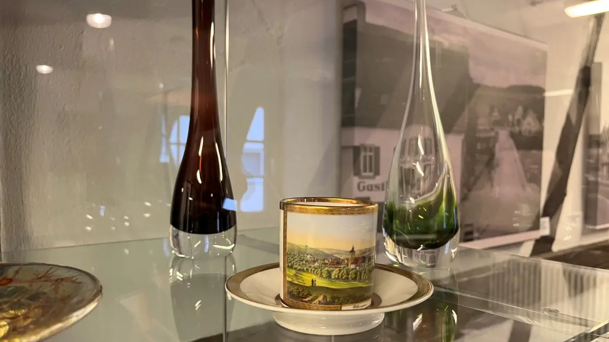 Uhinger Tasse Uhinger Tässchen im Heimatmuseum Stadtmuseum Berchtoldshof. Vitrine mit Gralglas Kunstwerken