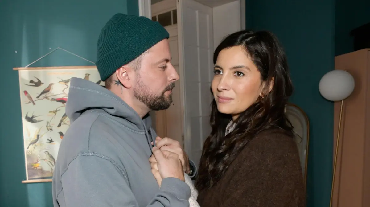 John (Felix von Jascheroff) und Laura (Chryssanthi Kavazi) nehmen vorerst Abschied voneinander.