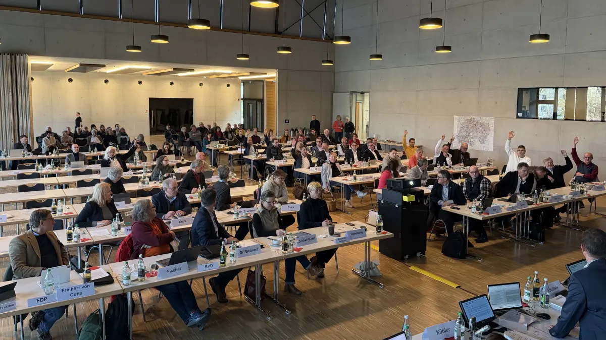 In der Kulturhalle in Dußlingen hat die Versammlung des Regionalverbands Neckar-Alb die finale Entscheidung über die Plangebiete für Windkraftanlagen beschlossen. Die AfD-Fraktion und Teile der CDU-Fraktion stimmten dagegen.