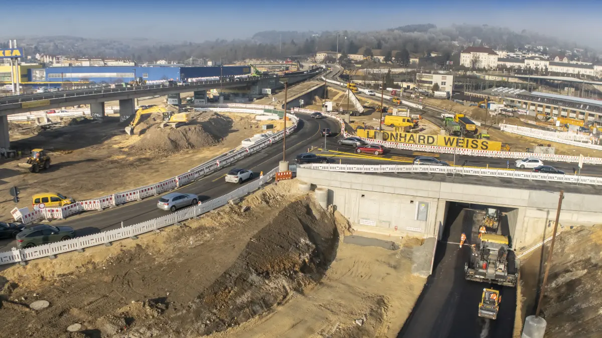 B10-Erneuerung: Brücke über Blaubeurer Tor ab 23.1. abends gesperrt, Verkehr nach Norden fährt über provisorische Straße und neuen Tunnel.