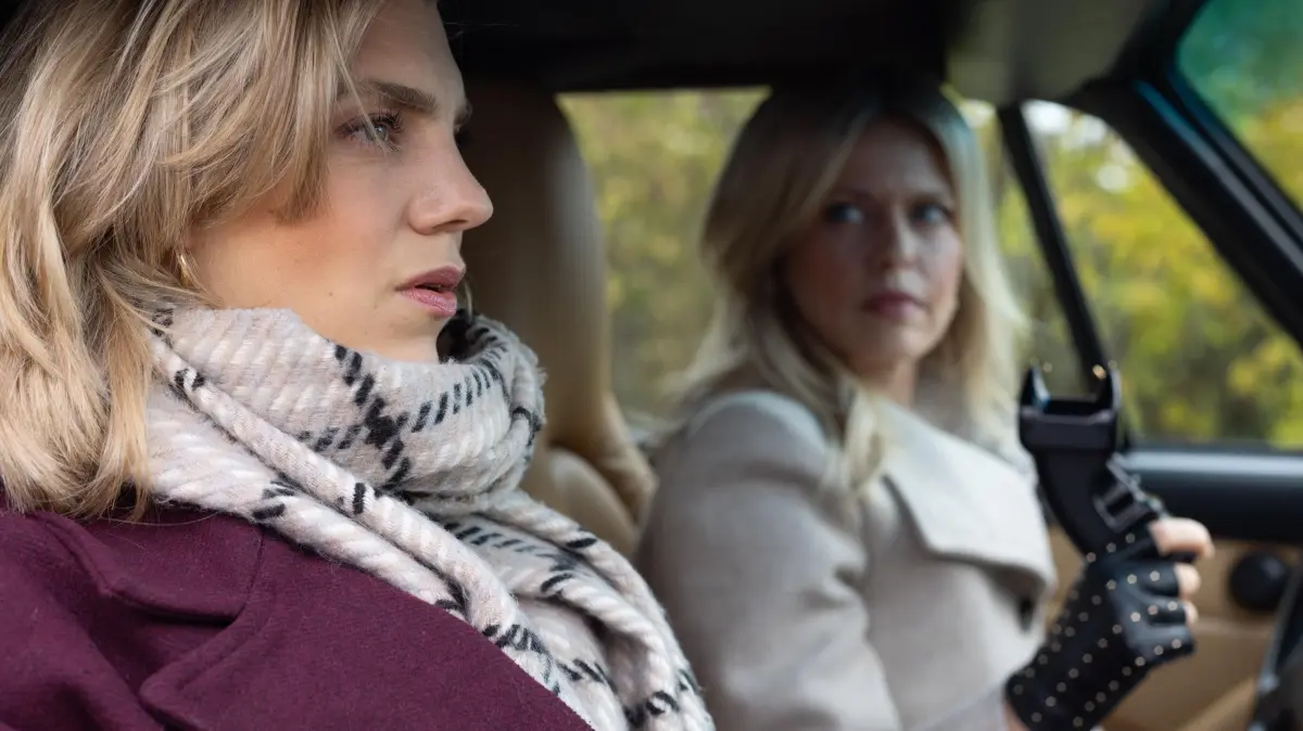 Stella (Bettine Langehein, l.) erkennt alarmiert, dass ihre Mutter Patrizia (Miriam Lahnstein) zu drastischen Maßnahmen bereit ist.