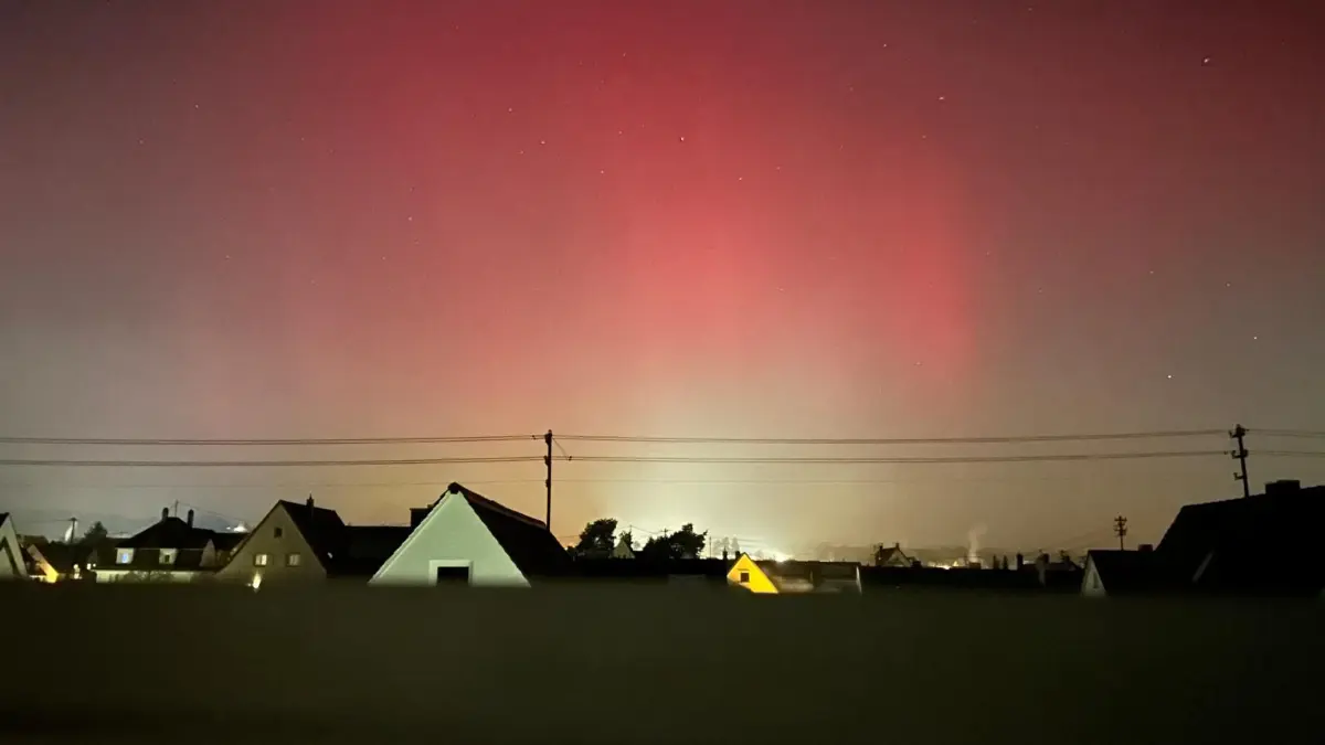 Trotz Lichtverschmutzung gut zu sehen: die Polarlichter in der Nacht von Montag auf Dienstag.