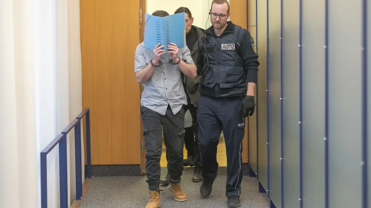 Die Schwurgerichtskammer des Landgerichts UlmVersuchter Mord in Blaustein - psychisch kranker 26-Jähriger soll Jugendlichen im Bus mit Messer angegriffen haben